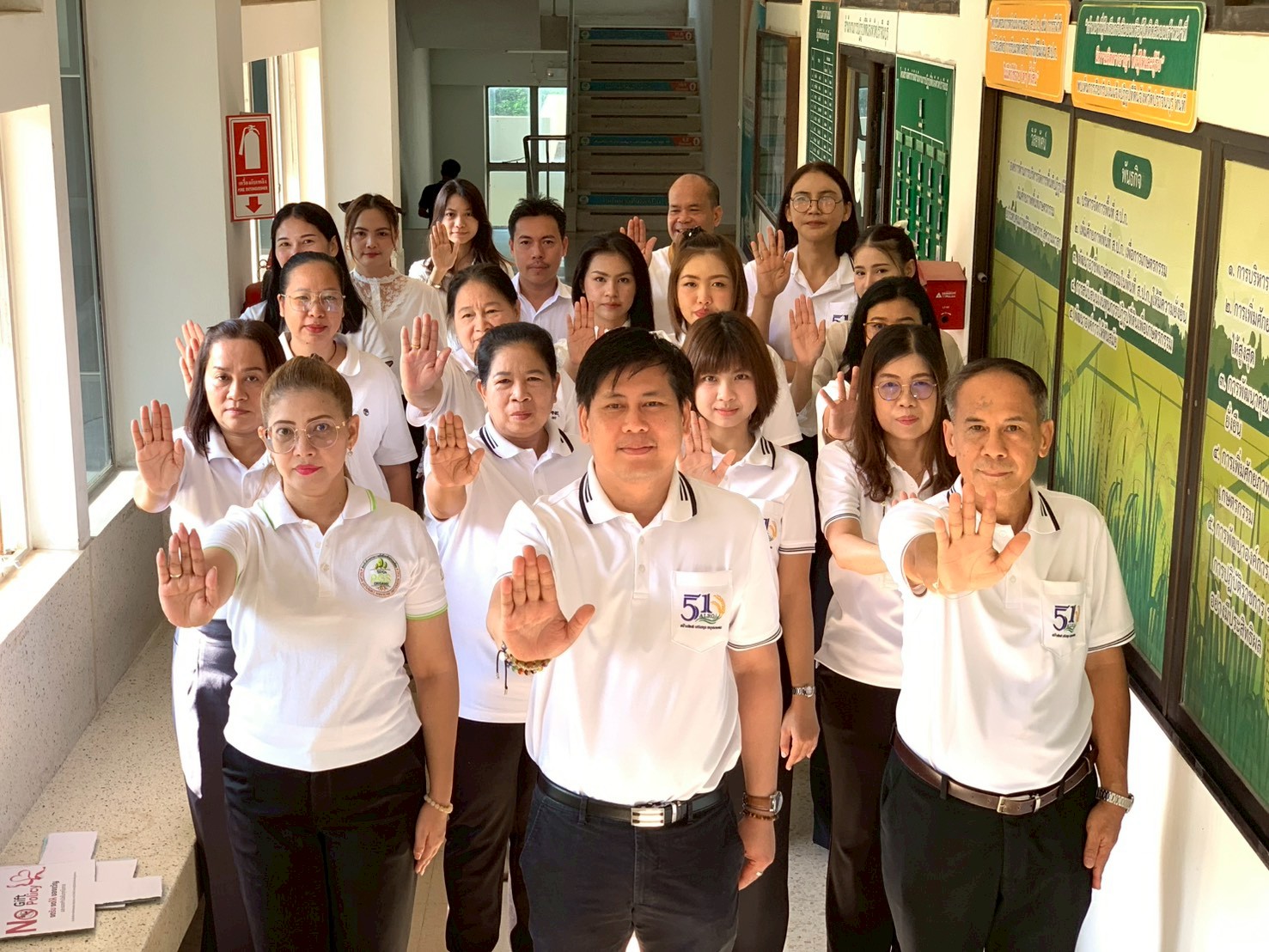 title - วันที่ 18 มีนาคม 2569 นายวิทูล ประดิษฐบุญ ปฏิรูปที่ดินจังหวัดปราจีนบุรี พร้อมด้วย เจ้าหน้าที่ ส.ป.ก.ปราจีนบุรี ร่วมประกาศเจตนารมณ์ “No Gift Policy” ไม่รับของขวัญของกำนัลทุกชนิดจากการปฏิบัติหน้าที่ เพื่อร่วมขับเคลื่อนการป้องกันและแก้ไขปัญหาการทุจริต